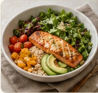 Plato equilibrado con salmón, aguacate y vegetales